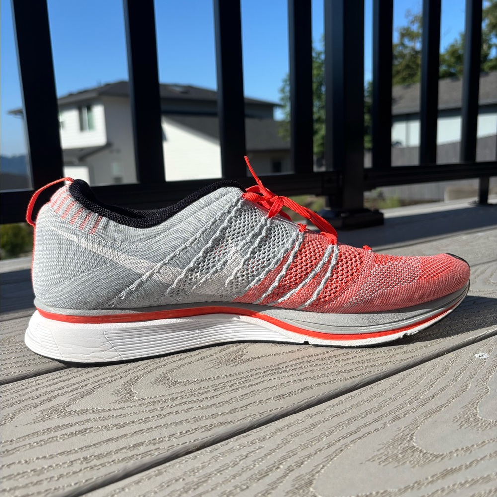 2013 Nike Flyknit Trainer Mens Size 14 Light Grey Coral Red Running (532984-613) - Picture 2 of 10